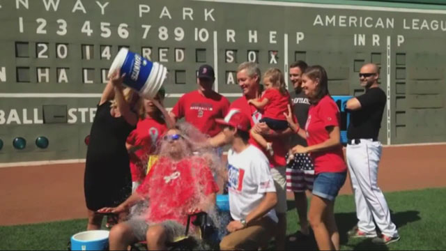 img-Pete-Frates-takes-part-in-Ice-Bucket-Challenge