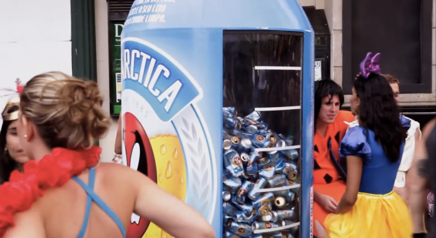 The_Beer_Turnstile_Antarctica_AlmapBBDO_-_YouTube 3